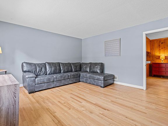 4th image of 334 Pitney Rd