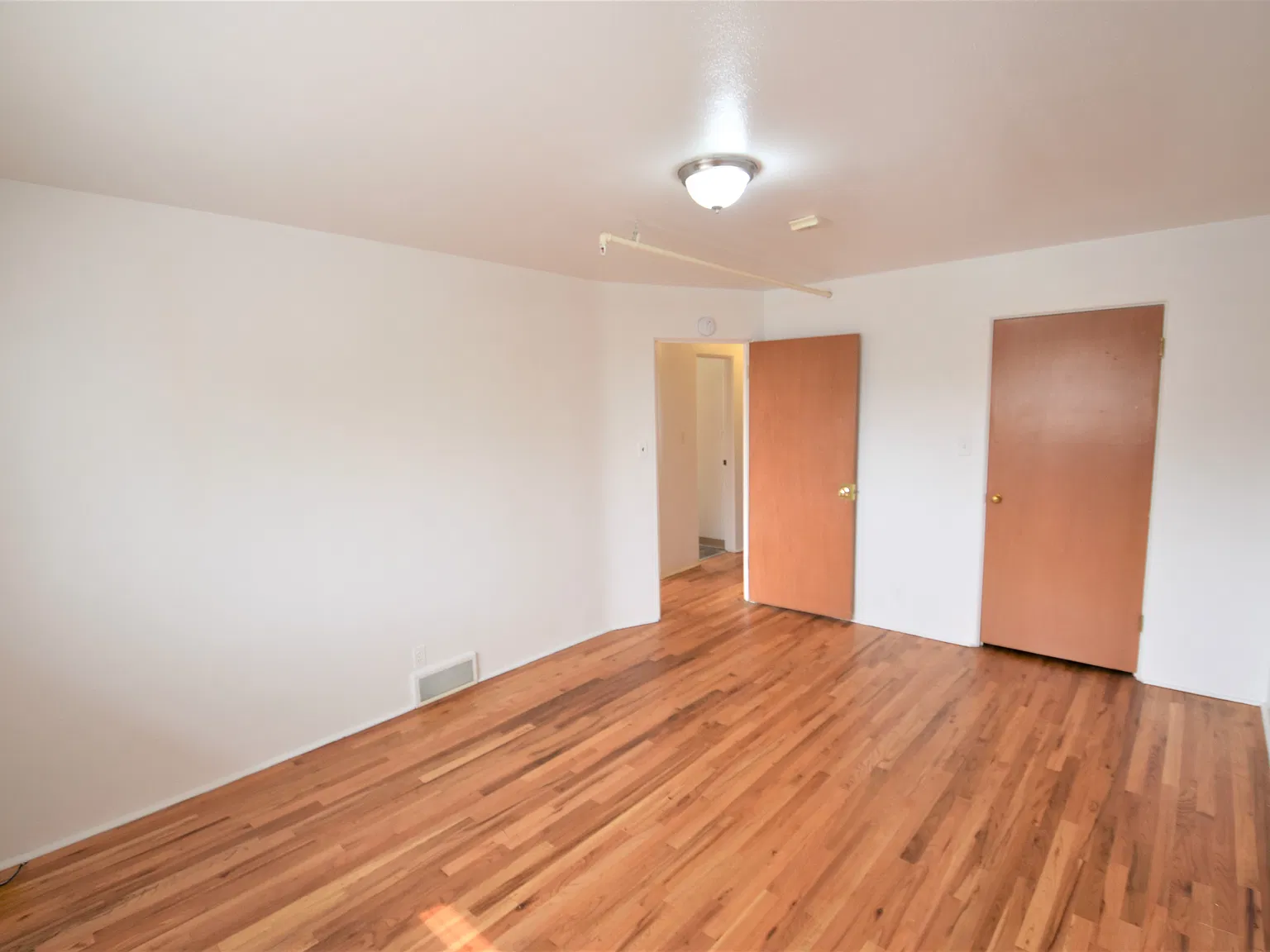 9 bed, 3.5 bath, 4254 sqft, $16,115 — Photo 4