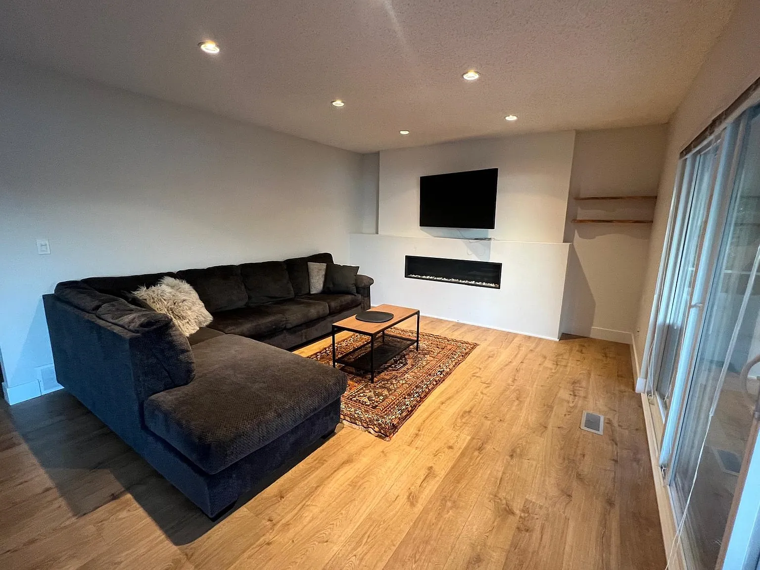 5 bed, 2549 sqft, $6,995 — Photo 3