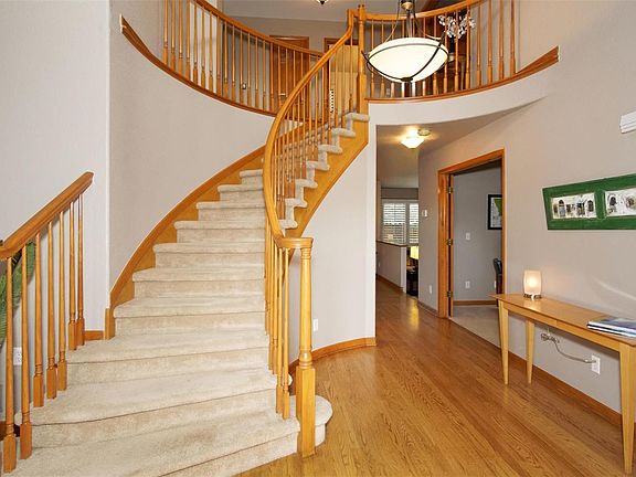 Solid 3/4" oak wood floors through entry way, breakfast nook, kitchen, dining and living rooms