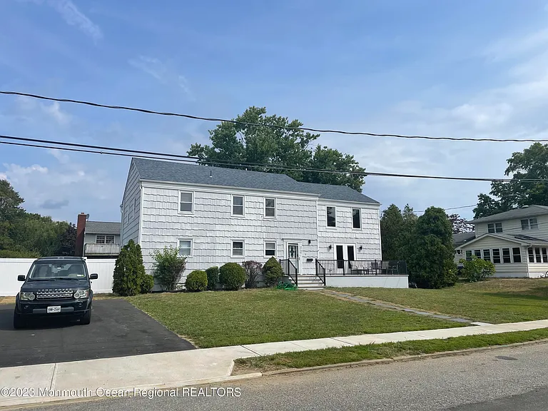 279 Lake Ave — Photo 2