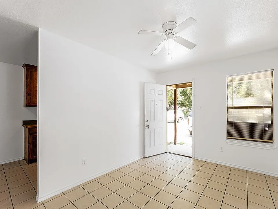 315 Isbell Rd