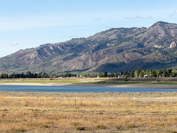 4th image of 325 Snake River Dr