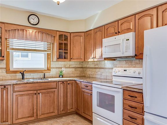 4th image of 387 Hillman Rd