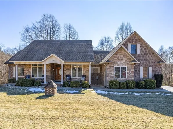 171 Deerfield Dr, Pinnacle, NC 27043
