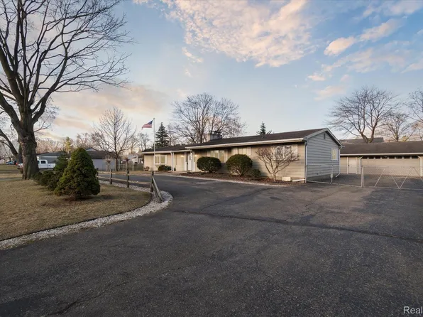 18519 Myron St, Livonia, MI 48152