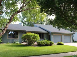 919 NE 9th St, Madison, SD 57042
