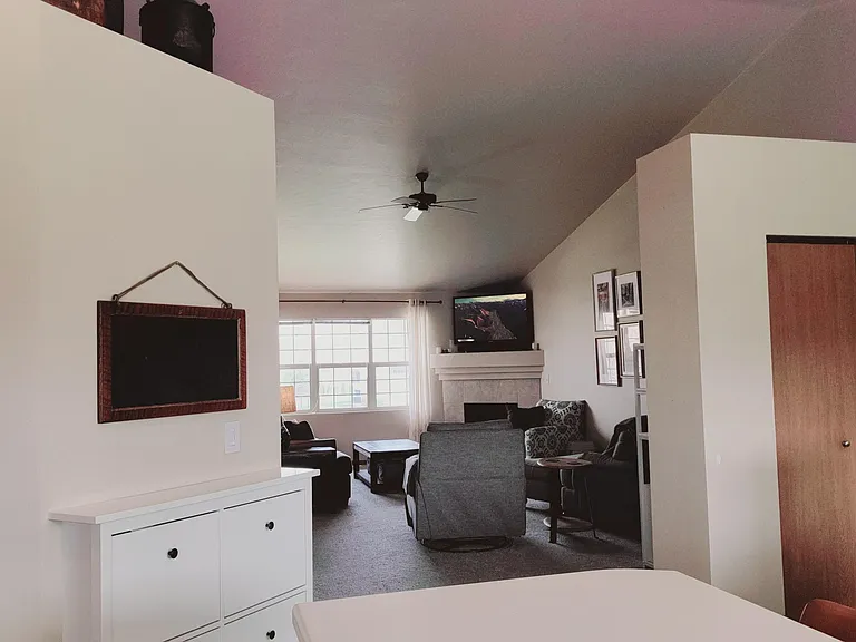 146 E River Dr — Photo 3