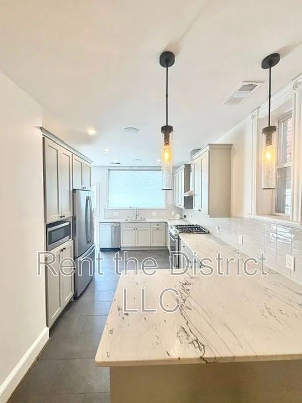 3 bed, 3.0 bath, 1768 sqft, $3,745 — Photo 3