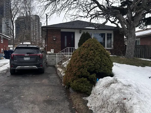 54 Peace Dr #Basement, Toronto, ON M1G 2V4