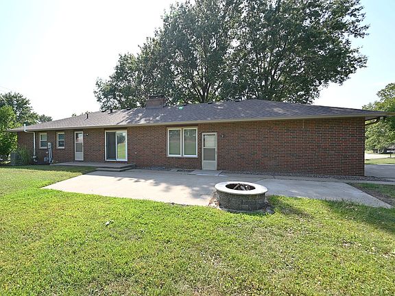 5th image of 46 Hillcrest Dr
