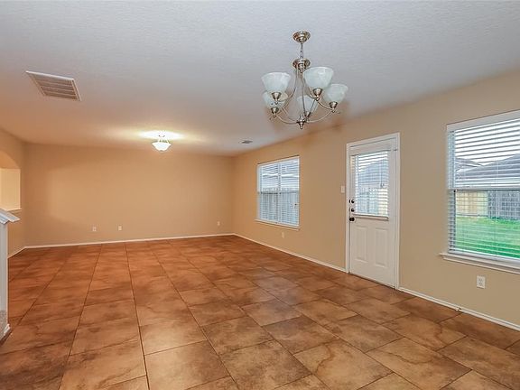 5th image of 2122 Pine Croft Dr