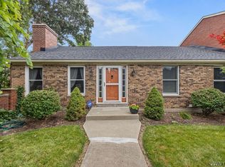 58 Georgian Ln, Williamsville, NY 14221