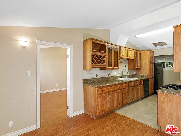 526 N Emerald Dr — Photo 13