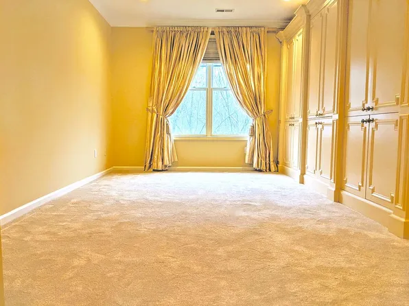 1302 Pointe Gate Dr, Livingston, NJ 07039