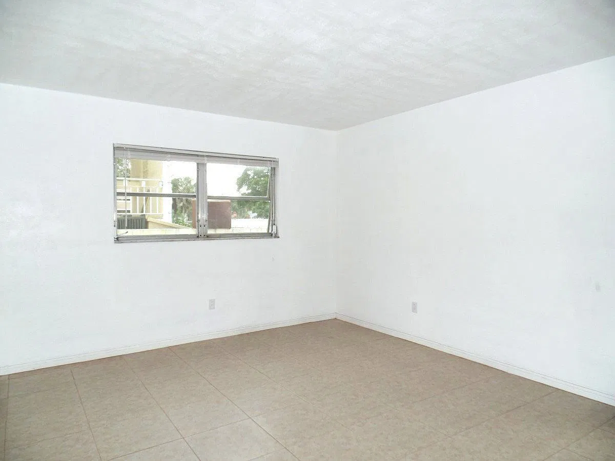 1 bed, 1.0 bath, 725 sqft, $1,300 — Photo 2