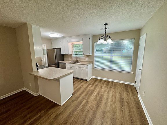 4th image of 118 Emerald Ct