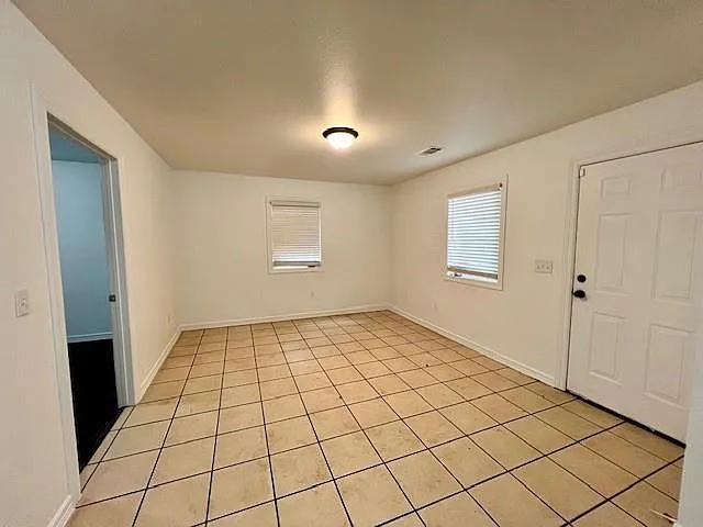 3 bed, 1075 sqft, $1,150 — Photo 3