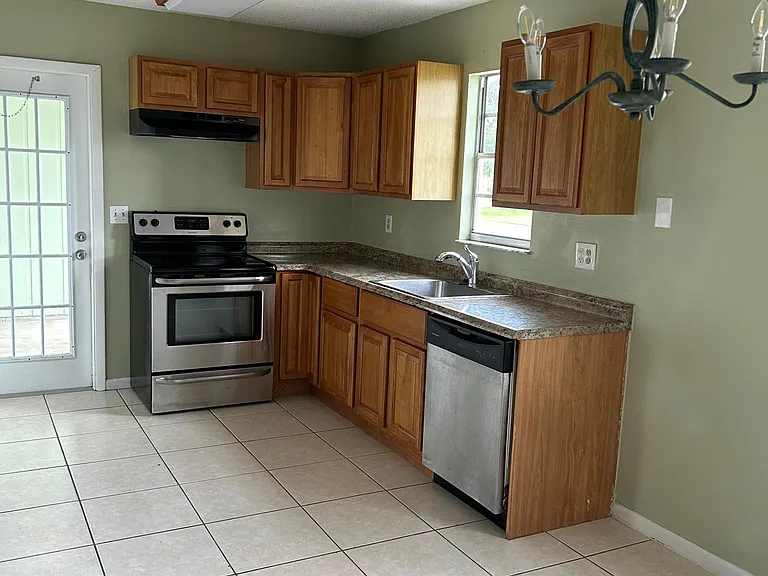 367 NW Aurora St — Photo 5