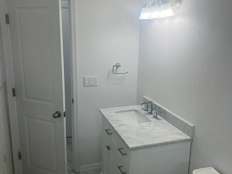 2319 Stratford Dr — Photo 5