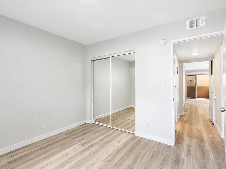 Tarzana Court Apartments — Photo 21