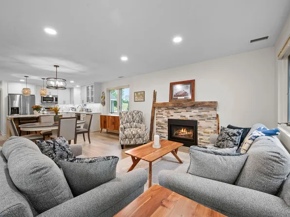 2670 Commerce Blvd APT 102, Mound, MN 55364