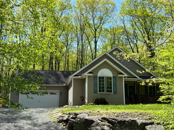 111 Bluestone Dr, Hawley, PA 18428