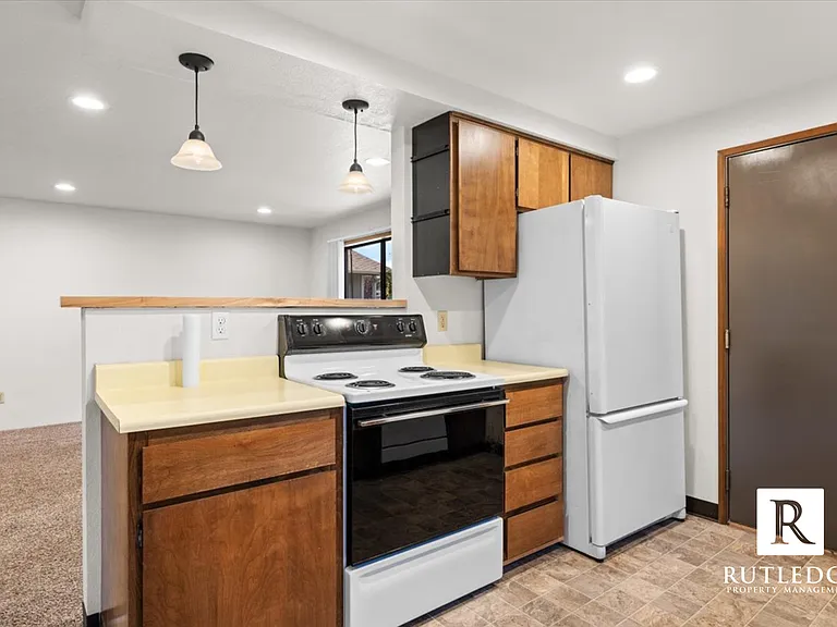 1817 Lillian St — Photo 6