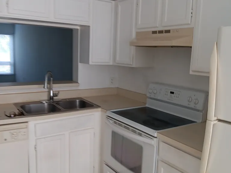 2202 Stonington Ave — Photo 2