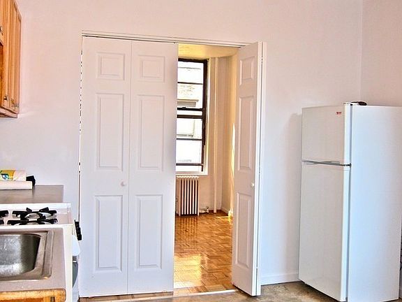 5th image of 221 W 28th St APT 5RE