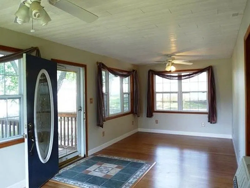 3 bed, 2147 sqft, $2,050 — Photo 2