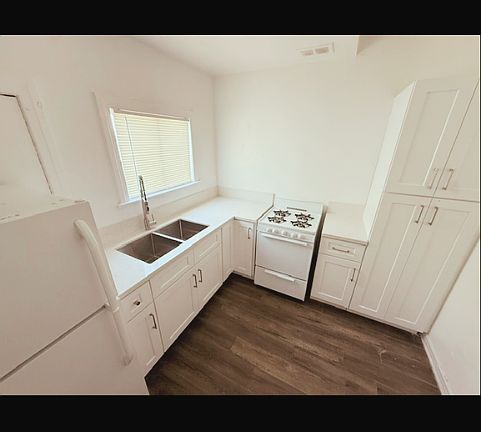 4th image of 727 W 74th St #729-1/2