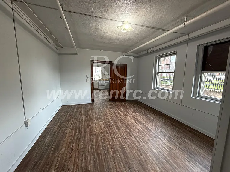 210-148 E Walnut St — Photo 12