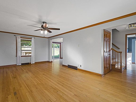 3rd image of 3708 Thornwood Dr