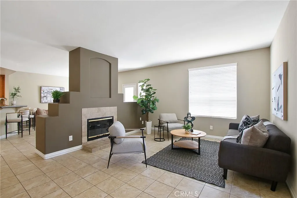 3 bed, 2.5 bath, 1721 sqft, $3,195 — Photo 4