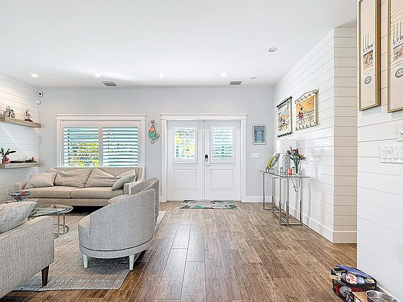 4th image of 750 Periwinkle Way