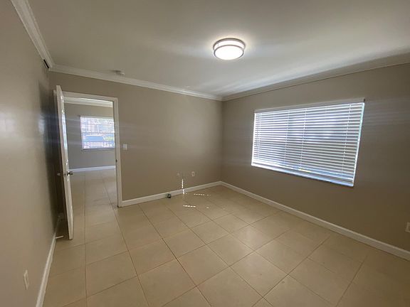 5th image of 2536 Van Buren St #1