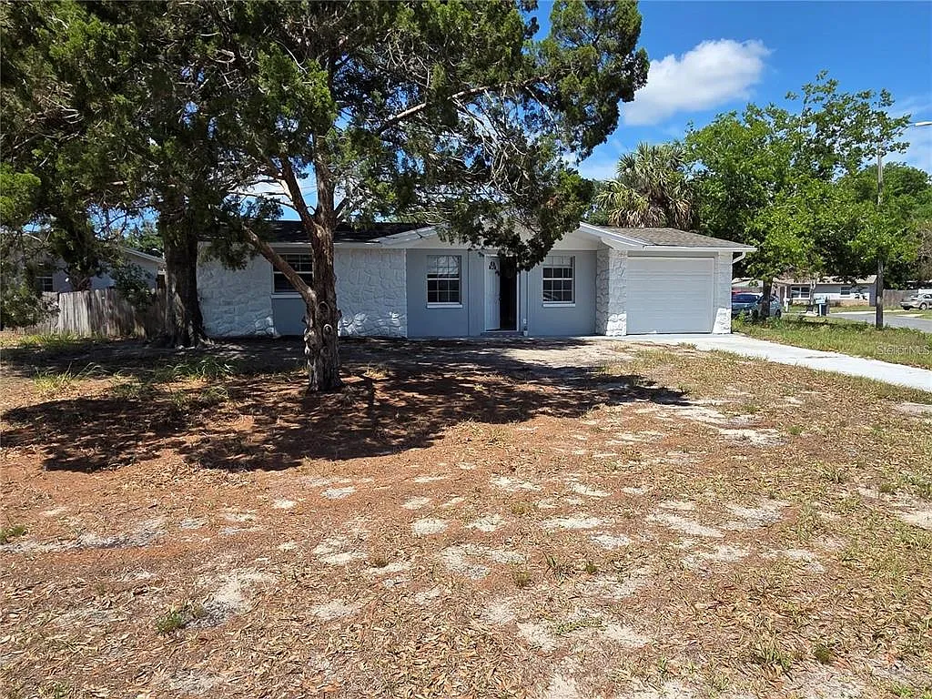 2 bed, 1.0 bath, 898 sqft, $1,600 — Photo 1