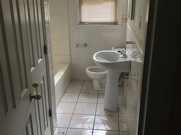 Hallway-Full Bathroom