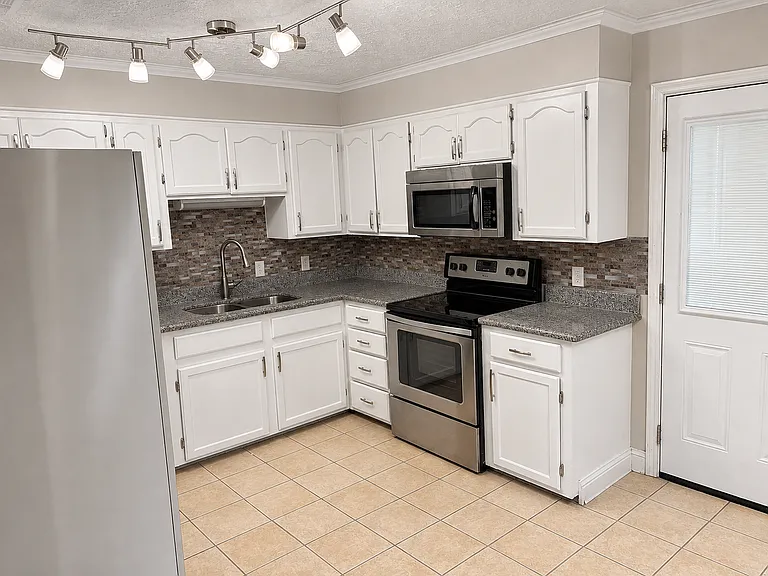 402 Darby St — Photo 3