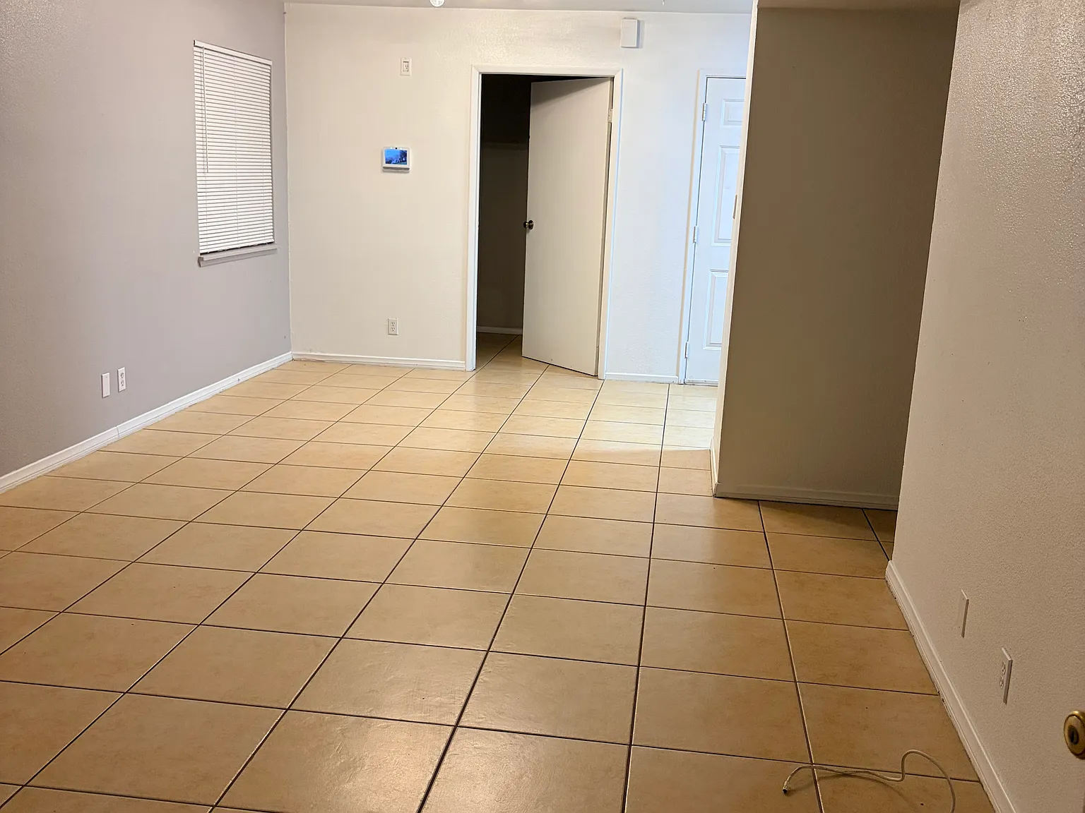 3 bed, 875 sqft, $2,000 — Photo 2