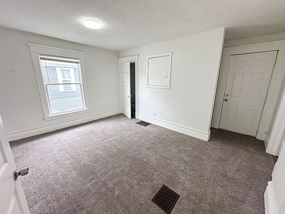 5th image of 806 Kalamazoo Ave SE APT 2