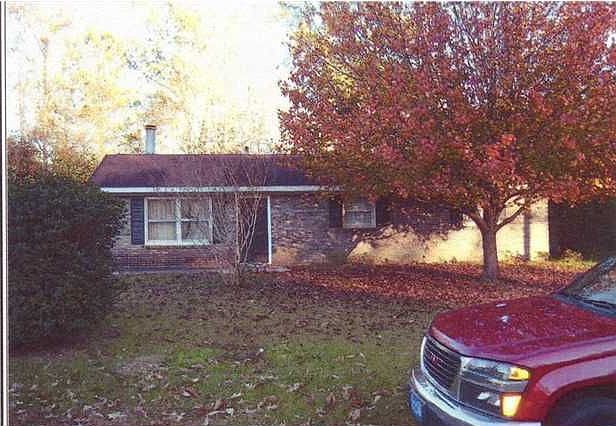 This photo is around a year old.It shows the home in the fall. Air conditionin