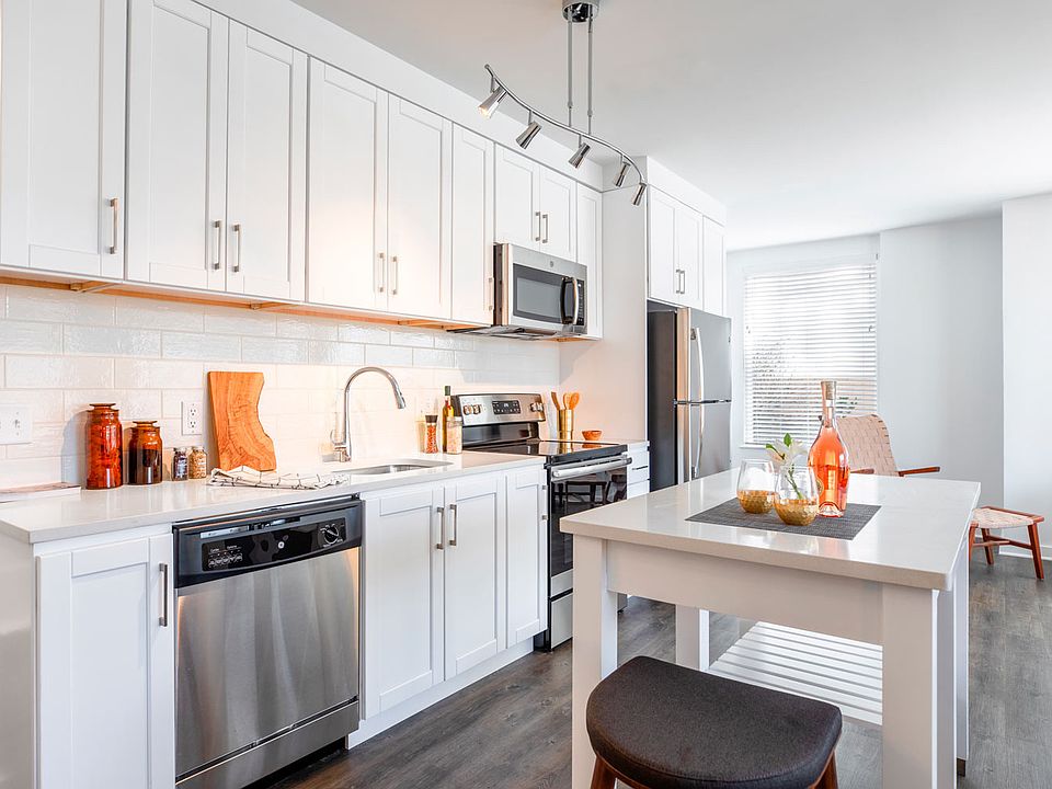 1st image of 3445 Berkeley St #507
