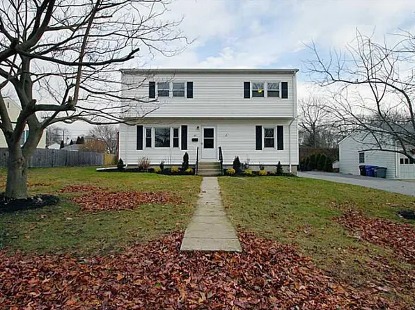 30 Toppa Blvd, Newport, RI 02840