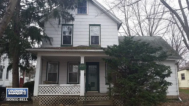209 Pleasant St photo 1