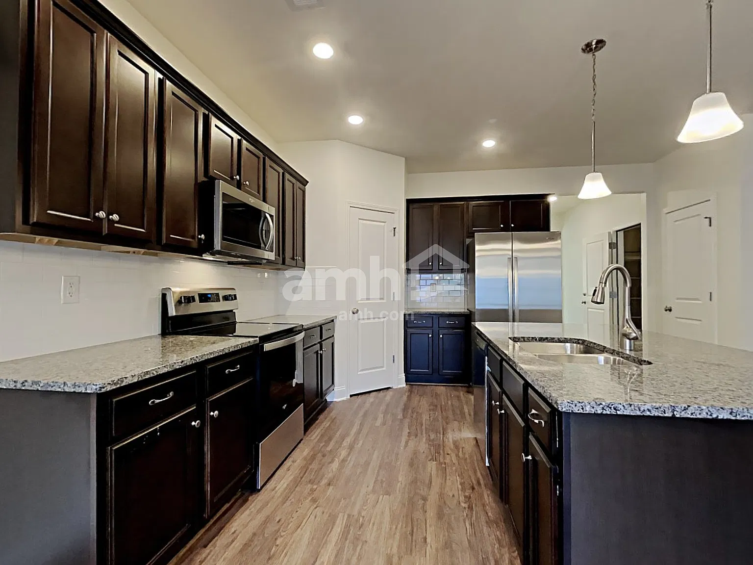 4 bed, 2.5 bath, 2297 sqft, $2,575 — Photo 3