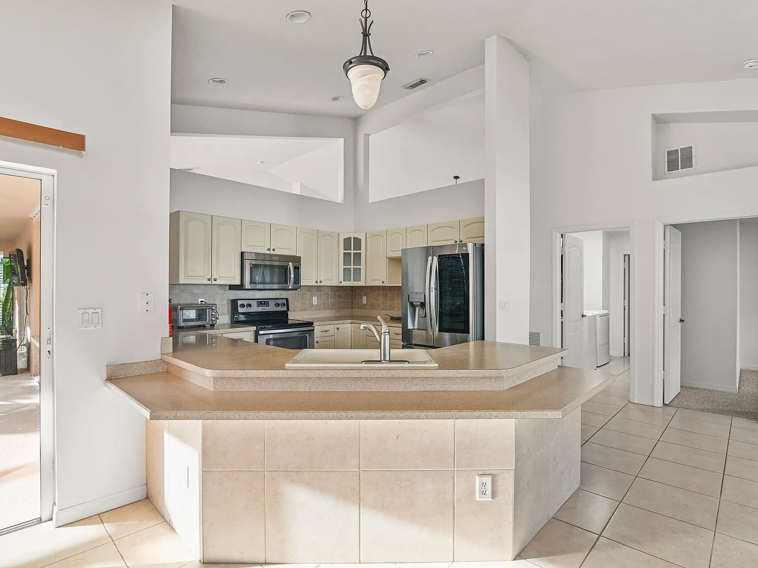 4 bed, 2.0 bath, 2224 sqft, $3,500 — Photo 3