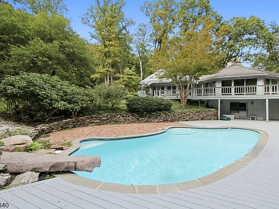 3rd image of 107 Mohican Rd