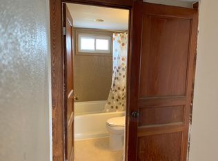 1020 9th St #B, Highland, IL 62249